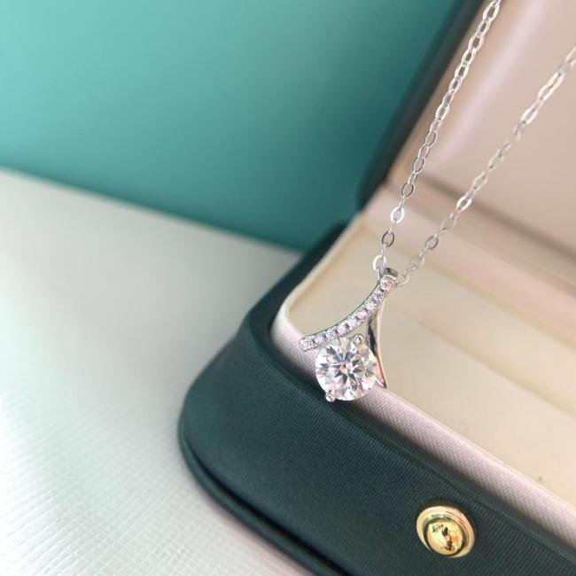 S925 sterling silver necklace with 18K gold-plated moissanite silver pendant, women's clavicle chain.