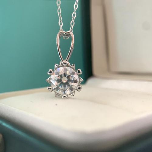 Sterling silver S925 moissanite snowflake necklace, platinum plated, women's trendy stone pendant with snowflake element.