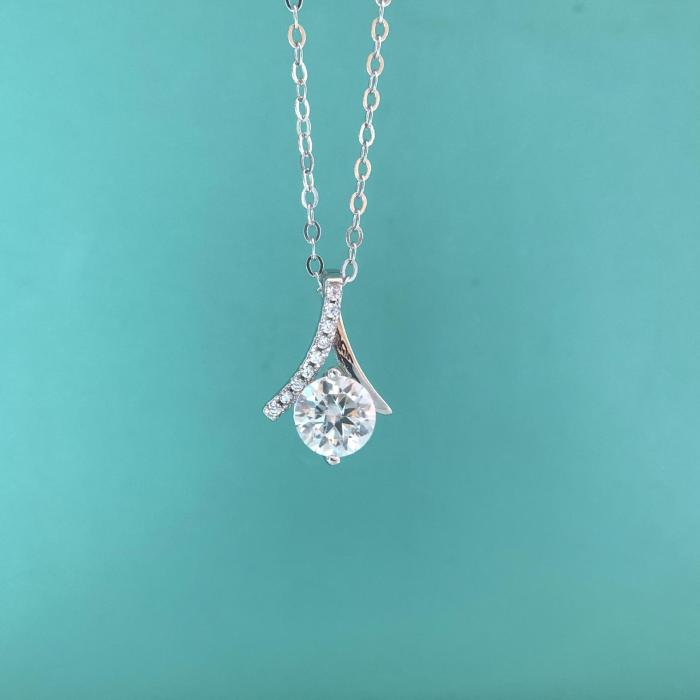 S925 sterling silver necklace with 18K gold-plated moissanite silver pendant, women's clavicle chain.
