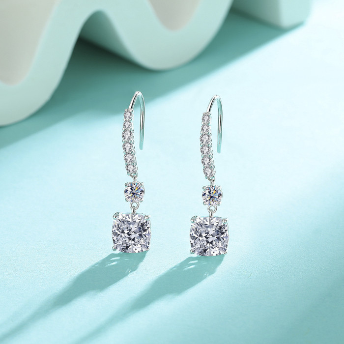 High-end S925 sterling silver moissanite earrings, simple, elegant, fashionable, and versatile.