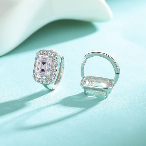 Hot-selling moissanite emerald moissanite earrings, high-end, stylish and simple earrings, S925 sterling silver plated with 18K gold.