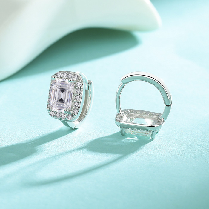 Hot-selling moissanite emerald moissanite earrings, high-end, stylish and simple earrings, S925 sterling silver plated with 18K gold.
