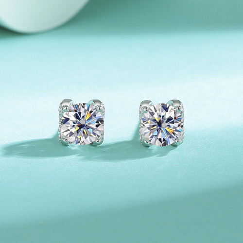 S925 sterling silver four-prong moissanite stud earrings, exquisite and sophisticated heart-shaped earrings.