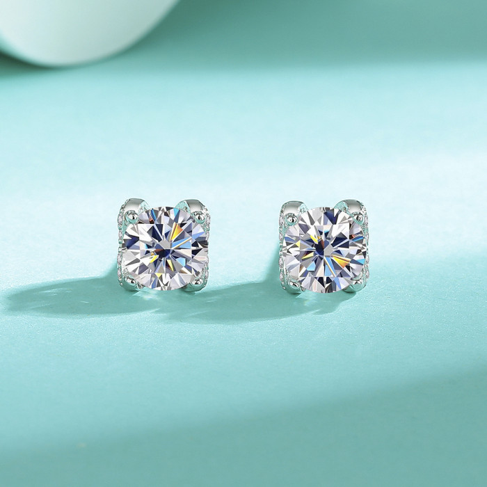S925 sterling silver four-prong moissanite stud earrings, exquisite and sophisticated heart-shaped earrings.