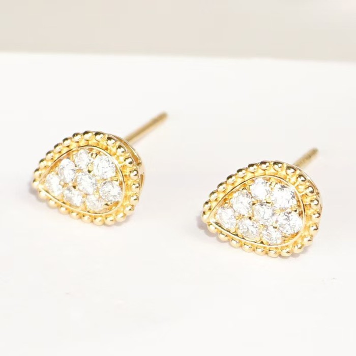 Simple S925 sterling silver moissanite stud earrings for women, fashionable and unique 18k gold teardrop earrings, new style for women.