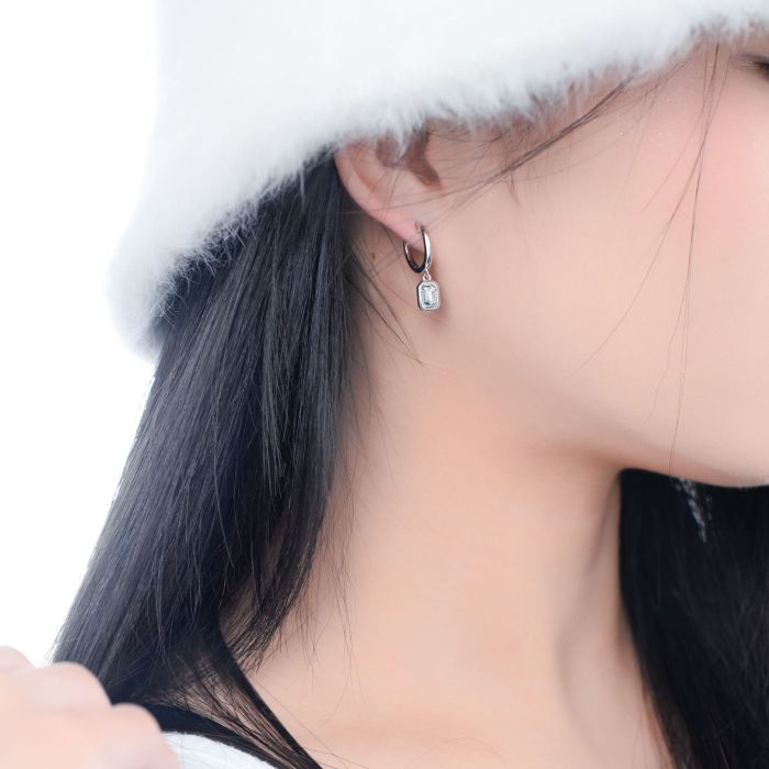 Moissanite earrings for women, S925 sterling silver, trendy and luxurious rectangular ear hooks and ear clips.