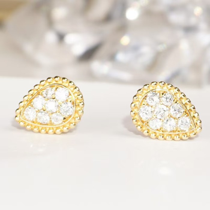 Simple S925 sterling silver moissanite stud earrings for women, fashionable and unique 18k gold teardrop earrings, new style for women.