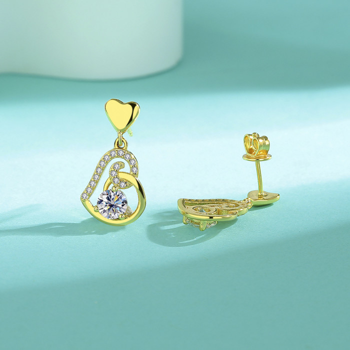 Sterling silver S925 moissanite heart-shaped earrings, fashionable and elegant European and American style.