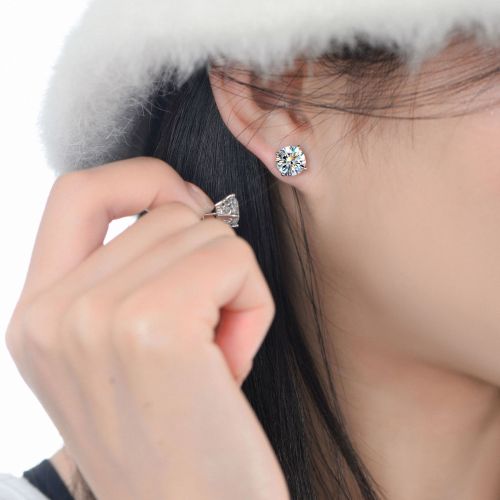 Moissanite diamond four-prong stud earrings for women, S925 sterling silver, simple, stylish, niche design, small and delicate earrings.