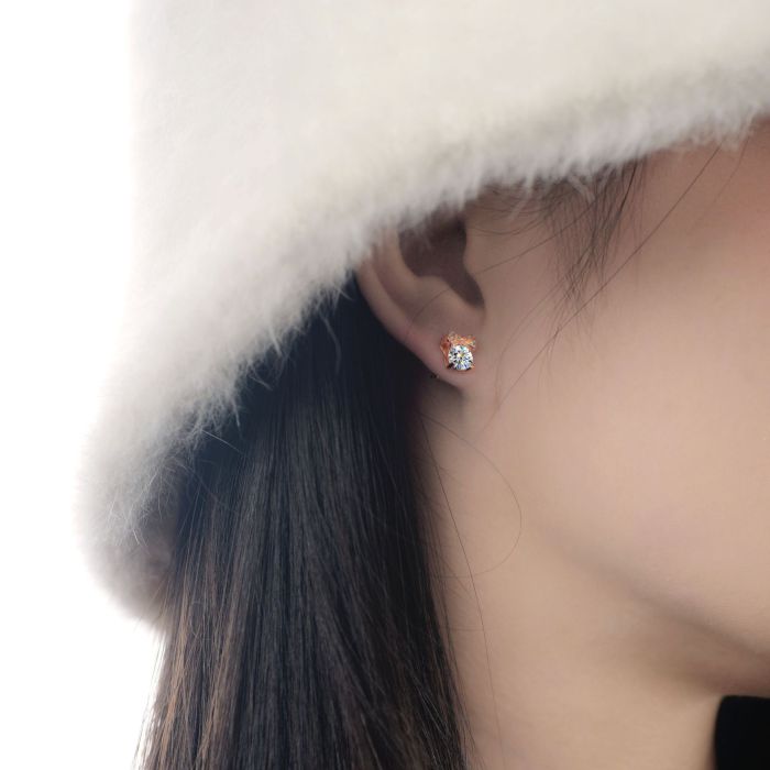 Moissanite bow earrings for women, S925 sterling silver, small and exquisite four-prong earrings, light luxury, simple and fashionable jewelry.
