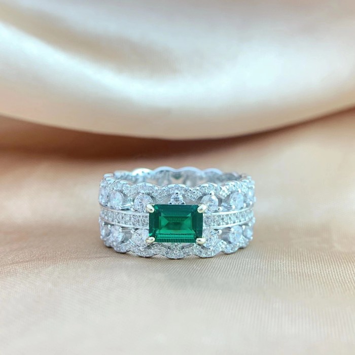 Emerald S925 Sterling Silver Women's Ring, High-End and Elegant, Fully Inlaid with Diamonds, Classic, Stylish, and Versatile