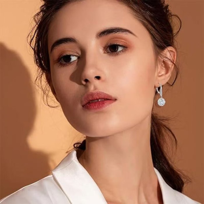 925 Sterling Silver French Clip Earrings, European and American Luxury Moissanite Round Bag, Fashionable Classic High-End Four-Prong Ear Hook