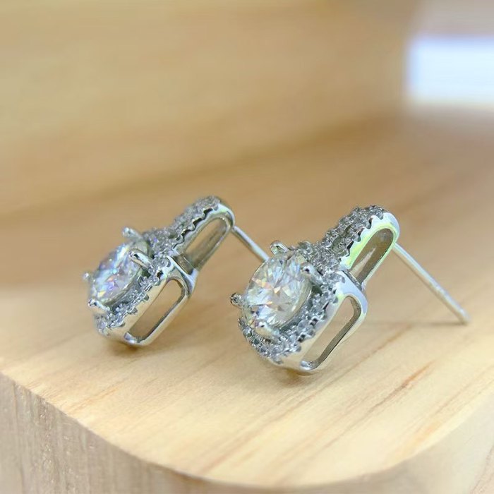 S925 sterling silver luxury design handbag-shaped stud earrings, stylish square earrings with a sophisticated feel, small sugar cube stud earrings.