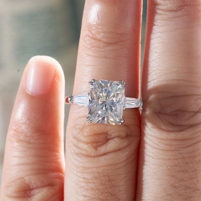 New S925 Sterling Silver Emerald-Cut Moissanite Fashionable High-End Engagement Wedding Ring Hot Sale