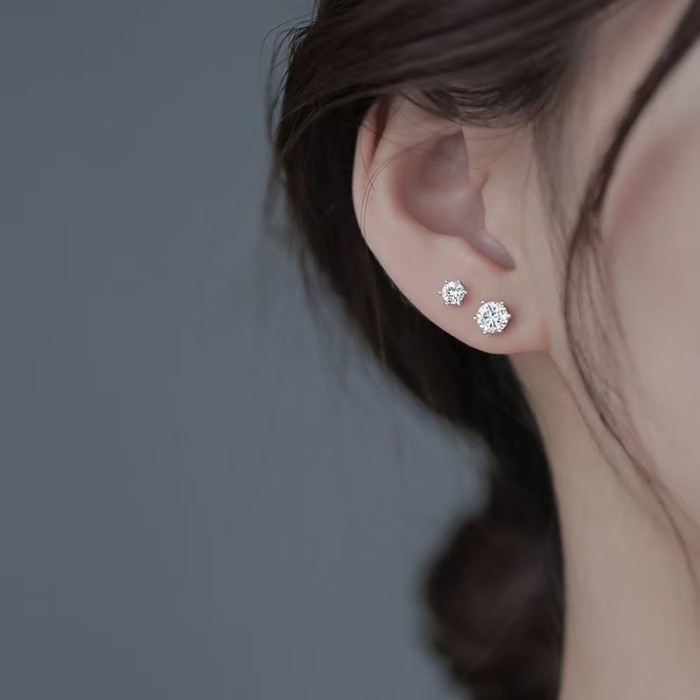 Classic six-prong moissanite stud earrings for women, sterling silver, simple, stylish, versatile, and high-end S925 earrings.