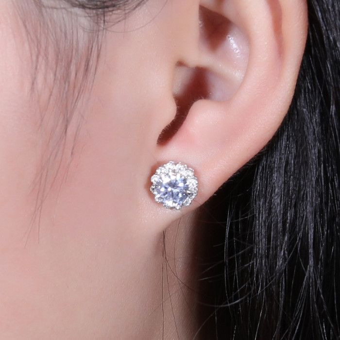Moissanite flower stud earrings for women, S925 sterling silver bud earrings with micro-set diamonds, a touch of luxury.