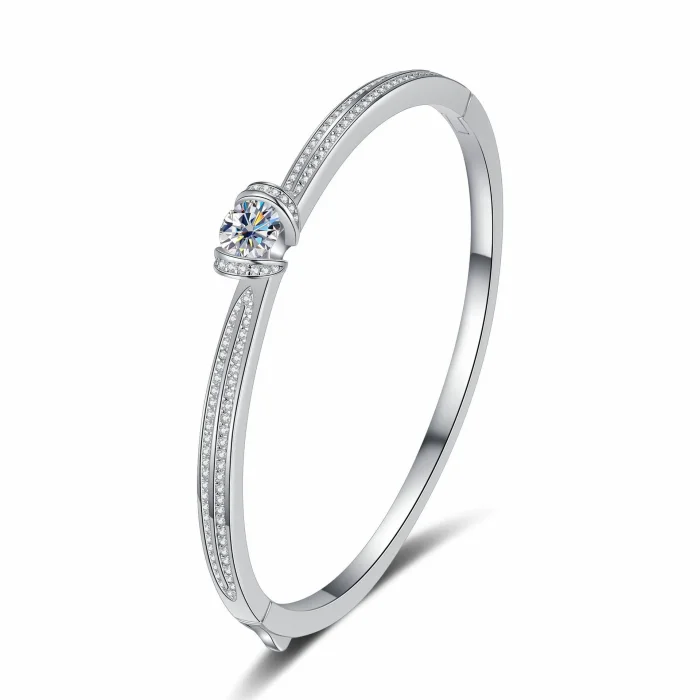 S925 sterling silver bracelet with all moissanite: simple, stylish, high-end, and meticulously crafted.