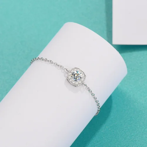 S925 Sterling Silver Moissanite Bracelet with Simple Pull-Out Design, Versatile and Adjustable. A women's jewelry piece with a minimalist pull-out design.