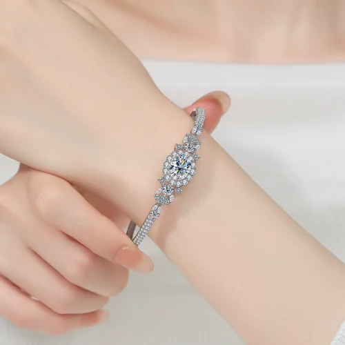 S925 sterling silver 8*10 oval moissanite bracelet, fashionable, versatile, high-end jewelry for women.