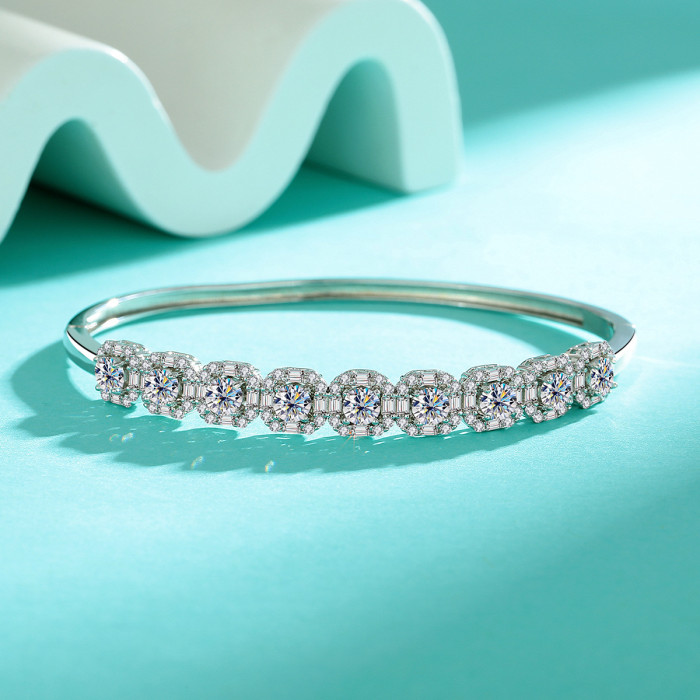 S925 sterling silver hot-selling square bangle bracelet, a versatile and stylish everyday accessory with a touch of luxury.