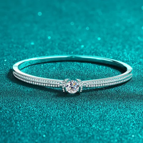 S925 sterling silver bracelet with all moissanite: simple, stylish, high-end, and meticulously crafted.
