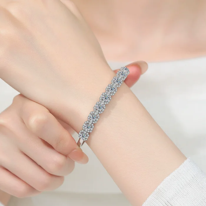 S925 sterling silver hot-selling square bangle bracelet, a versatile and stylish everyday accessory with a touch of luxury.