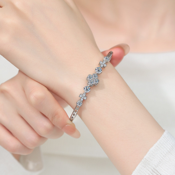 New S925 Sterling Silver Moissanite Bangle for Women: High-End Luxury Fashion Bracelet Accessory