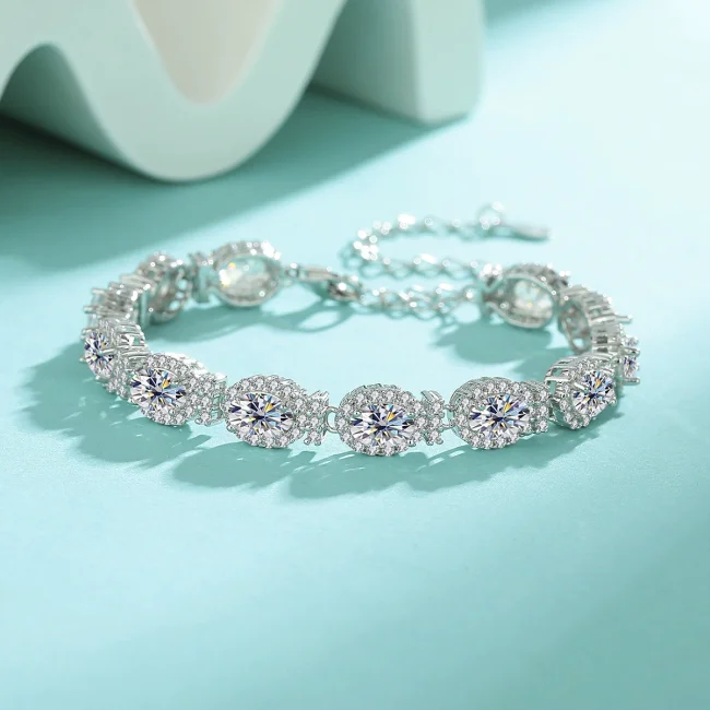 S925 sterling silver moissanite heavy-duty bracelet, adjustable, exquisite, stylish, and sophisticated women's jewelry.