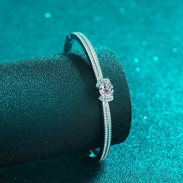 S925 sterling silver bracelet with all moissanite: simple, stylish, high-end, and meticulously crafted.