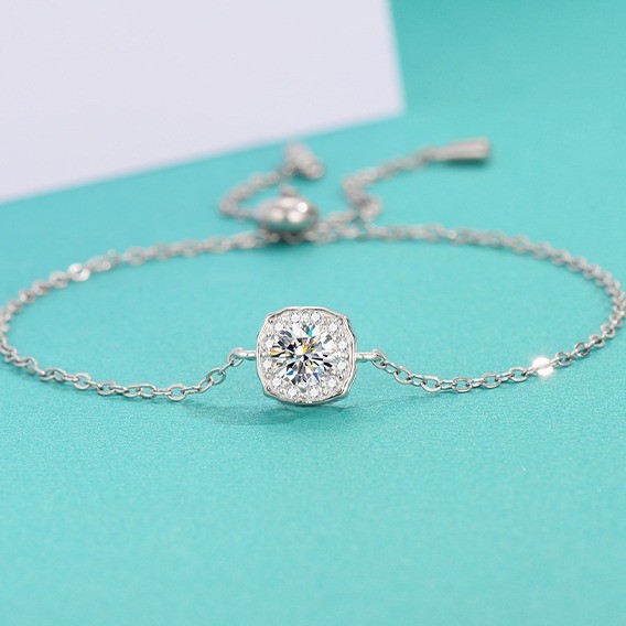 S925 Sterling Silver Moissanite Bracelet with Simple Pull-Out Design, Versatile and Adjustable. A women's jewelry piece with a minimalist pull-out design.