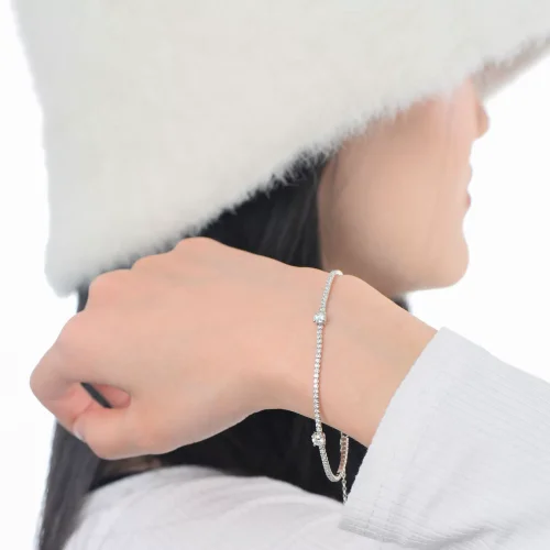 S925 sterling silver moissanite bracelet with a ball-shaped design, small, luxurious, and versatile three-diamond bracelet.