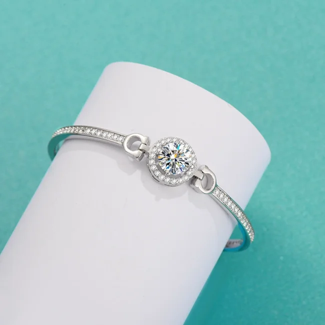 Moissanite bracelet for women, S925 sterling silver, round design, unique style, simple, fashionable, and luxurious, adjustable.