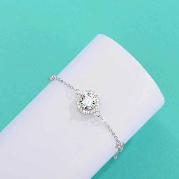 Simple, stylish, and luxurious moissanite bracelet for women, made of S925 sterling silver. A unique and cute design.