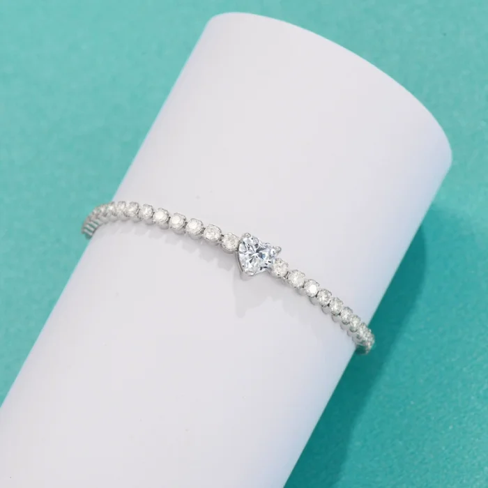 Simple, stylish, and luxurious moissanite bracelet for women, made of S925 sterling silver. A unique and versatile design.