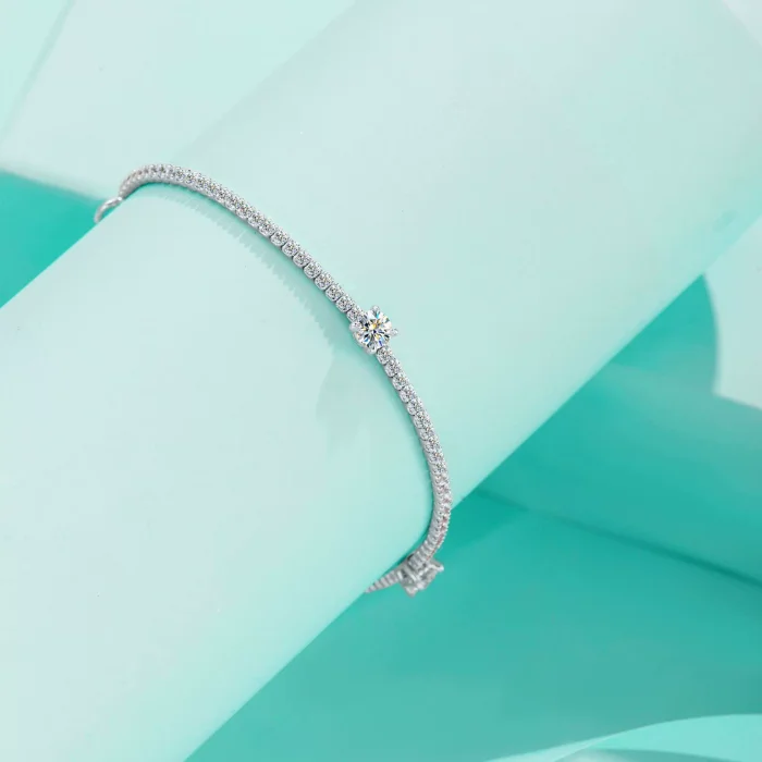 S925 sterling silver moissanite bracelet with a ball-shaped design, small, luxurious, and versatile three-diamond bracelet.