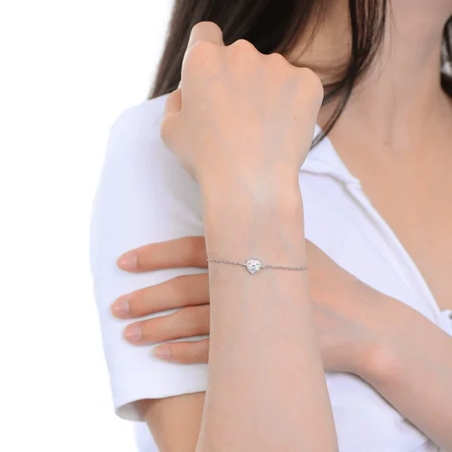 Simple, stylish, and luxurious moissanite bracelet for women, made of S925 sterling silver, featuring a unique heart-shaped design.