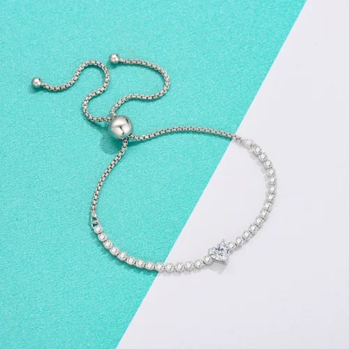 Simple, stylish, and luxurious moissanite bracelet for women, made of S925 sterling silver. A unique and versatile design.