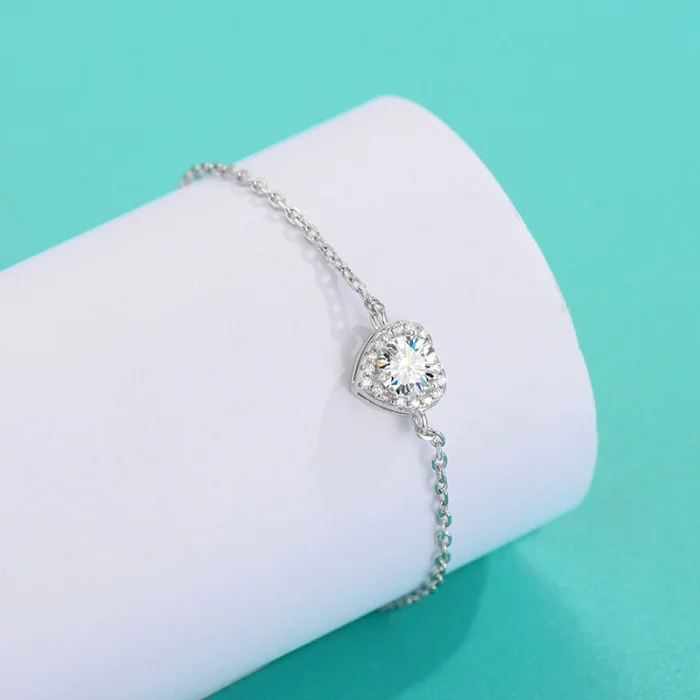 Simple, stylish, and luxurious moissanite bracelet for women, made of S925 sterling silver, featuring a unique heart-shaped design.