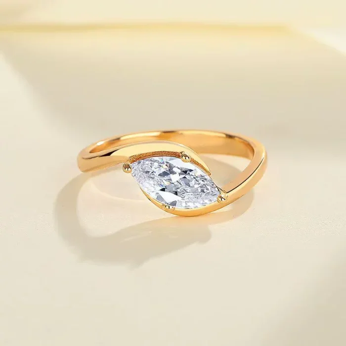 New popular marquise diamond and moissanite ring, sterling silver artificial stone ring for women, luxurious and sophisticated wedding ring.