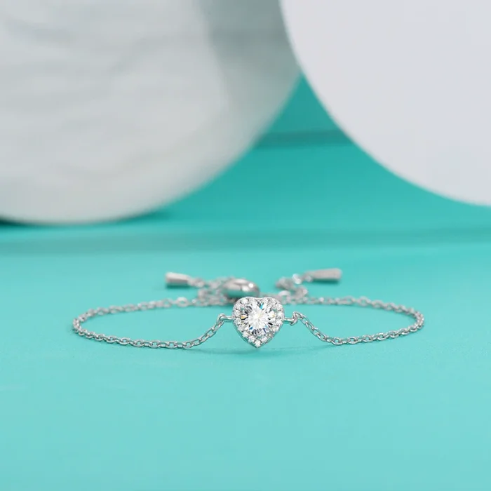 Simple, stylish, and luxurious moissanite bracelet for women, made of S925 sterling silver, featuring a unique heart-shaped design.