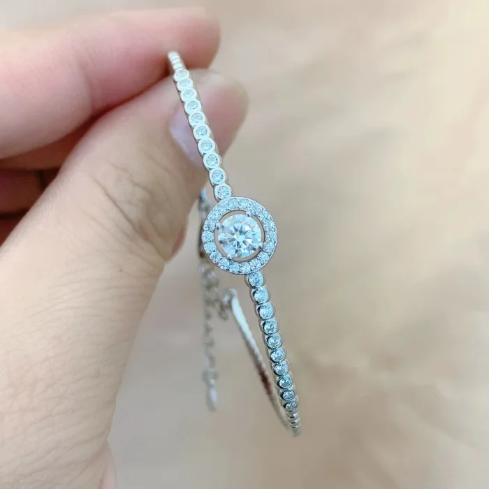 Moissanite bracelet for women, S925 sterling silver round bangle with simulated diamonds, jewelry design.
