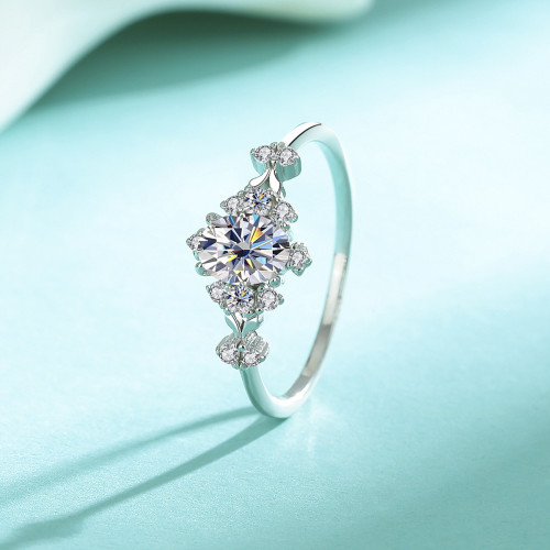 Popular European and American style S925 sterling silver diamond-encrusted moissanite ring, fashionable, simple, and luxurious.