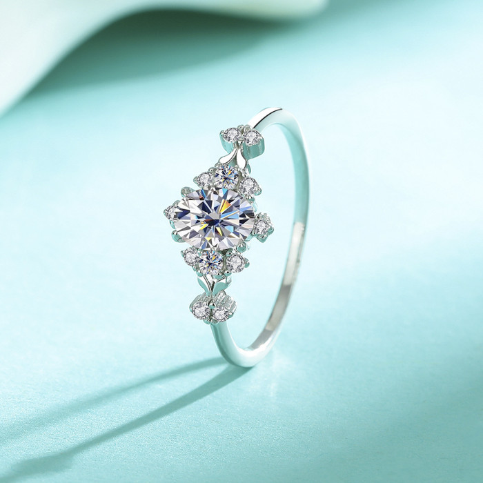 Popular European and American style S925 sterling silver diamond-encrusted moissanite ring, fashionable, simple, and luxurious.