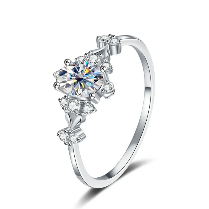Popular European and American style S925 sterling silver diamond-encrusted moissanite ring, fashionable, simple, and luxurious.