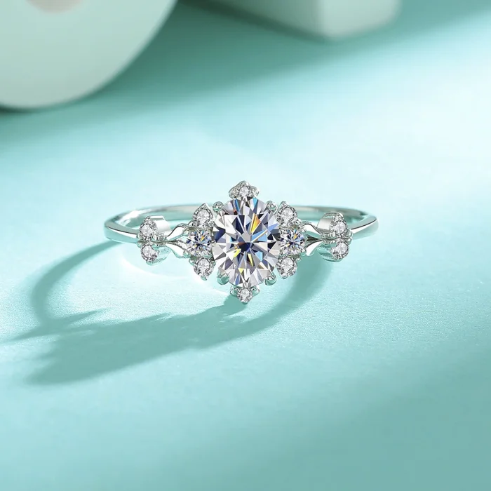 Popular European and American style S925 sterling silver diamond-encrusted moissanite ring, fashionable, simple, and luxurious.