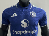 25/26 Man Utd Pattern Special Edition Blue Player Version Soccer Jersey(白色胸花）