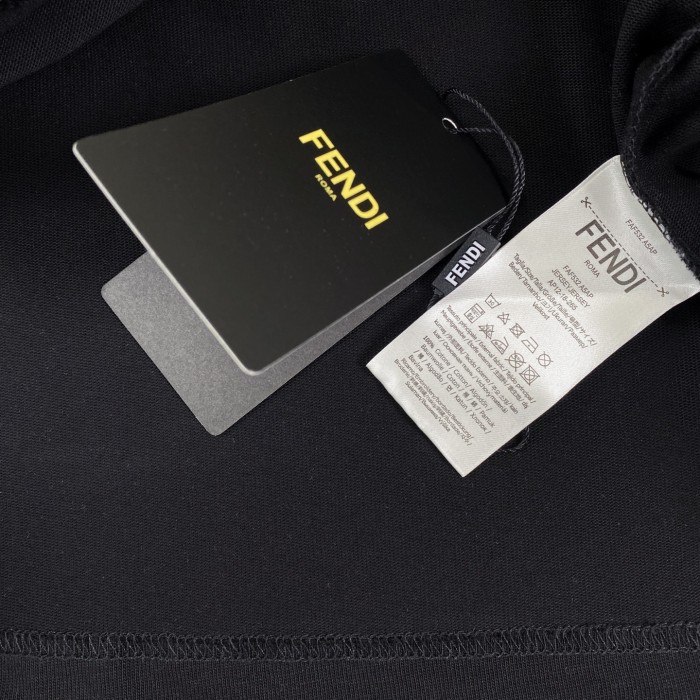 Fendi Embroidered Zip Pocket Short-sleeved T-shirt