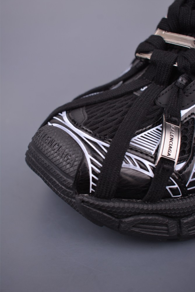 Balenciaga Men's 3xl Sneaker in Black