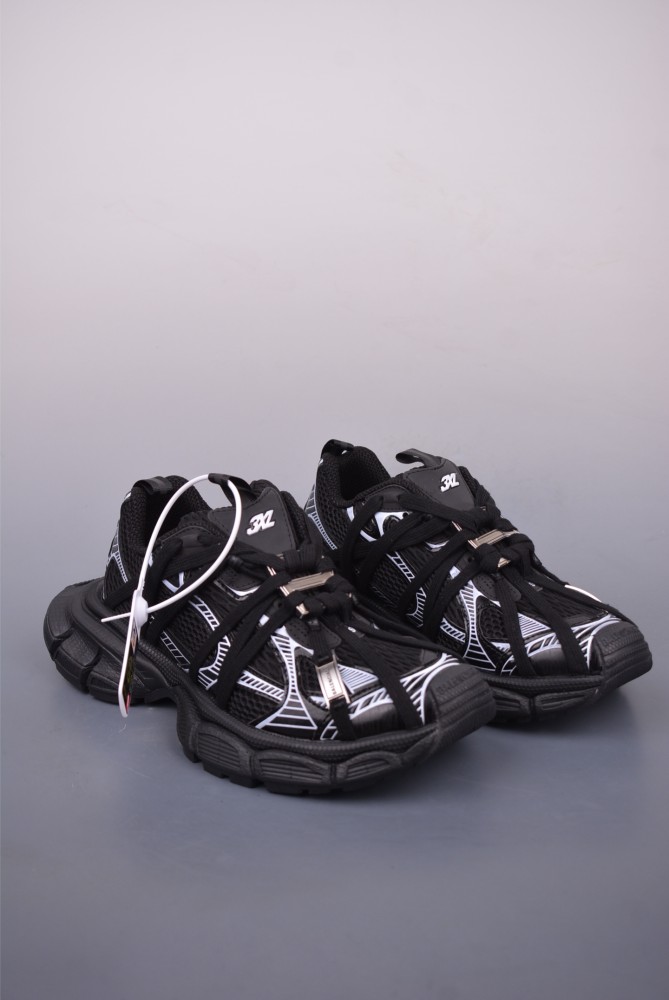 Balenciaga Men's 3xl Sneaker in Black
