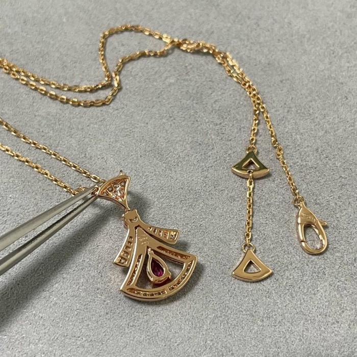 Divas' Dream necklace in 18 kt rose gold set with a pear-shaped rubellite, a round brilliant-cut diamond and pavé diamonds